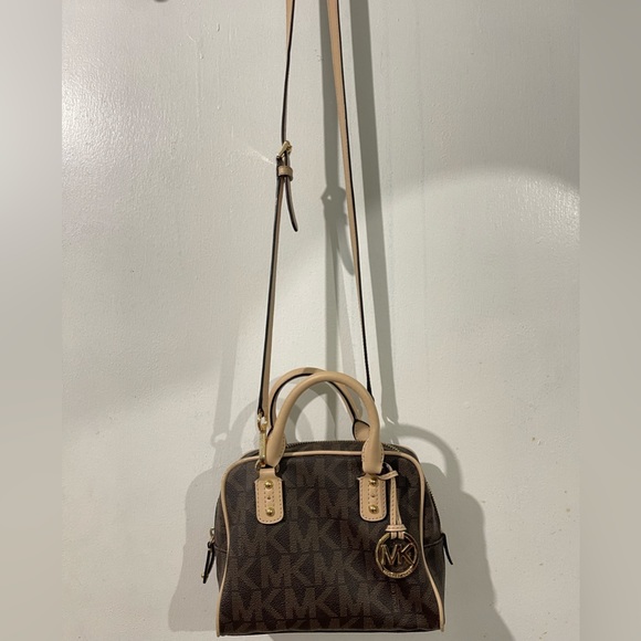 Mini Michael kors cross body or Can be used as regular. - Picture 2 of 5